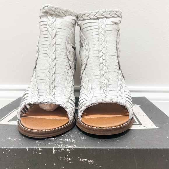 Dingo Leather Block-Heeled Sandals - Picture 2 of 3